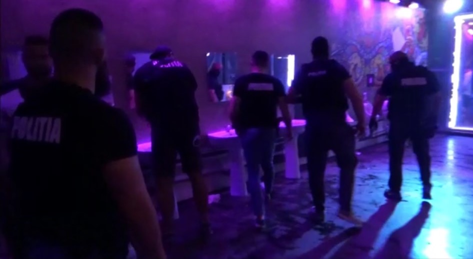 Prinși cu droguri în club. Trei bărbaţi încătuşaţi de poliţişti