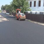 Exemplu de bune practici, la Vernești. Drum de un kilometru, asfaltat în câteva zile