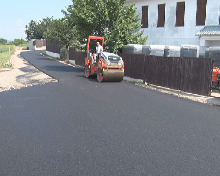 Exemplu de bune practici, la Vernești. Drum de un kilometru, asfaltat în câteva zile