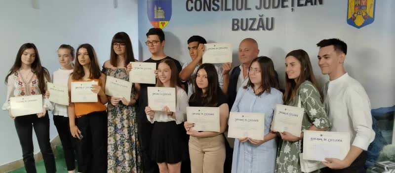 Premiați de Consiliul Județean. Festivitate pentru 14 adolescenți și tineri