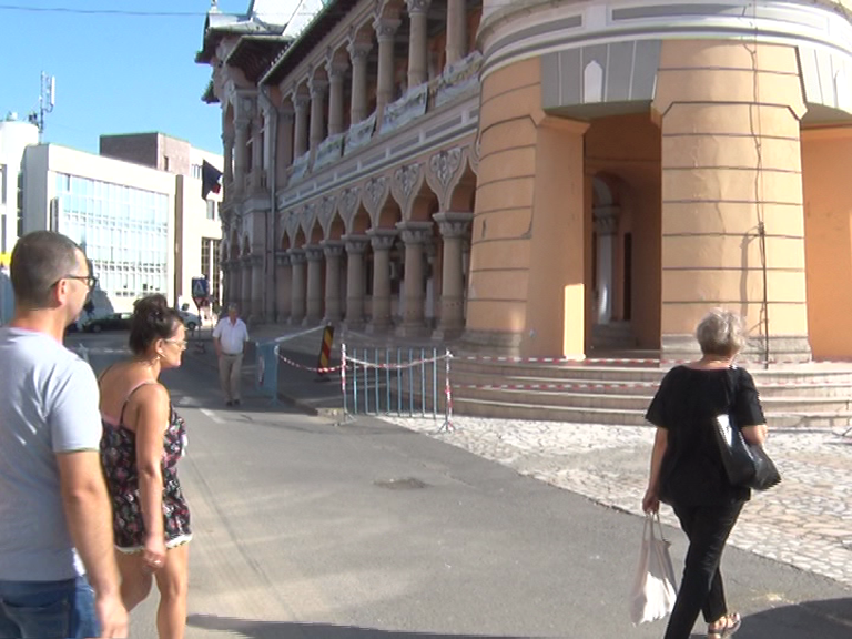 Atenție la turn! Trecerea pe lângă turnul Palatului Comunal este restricționată