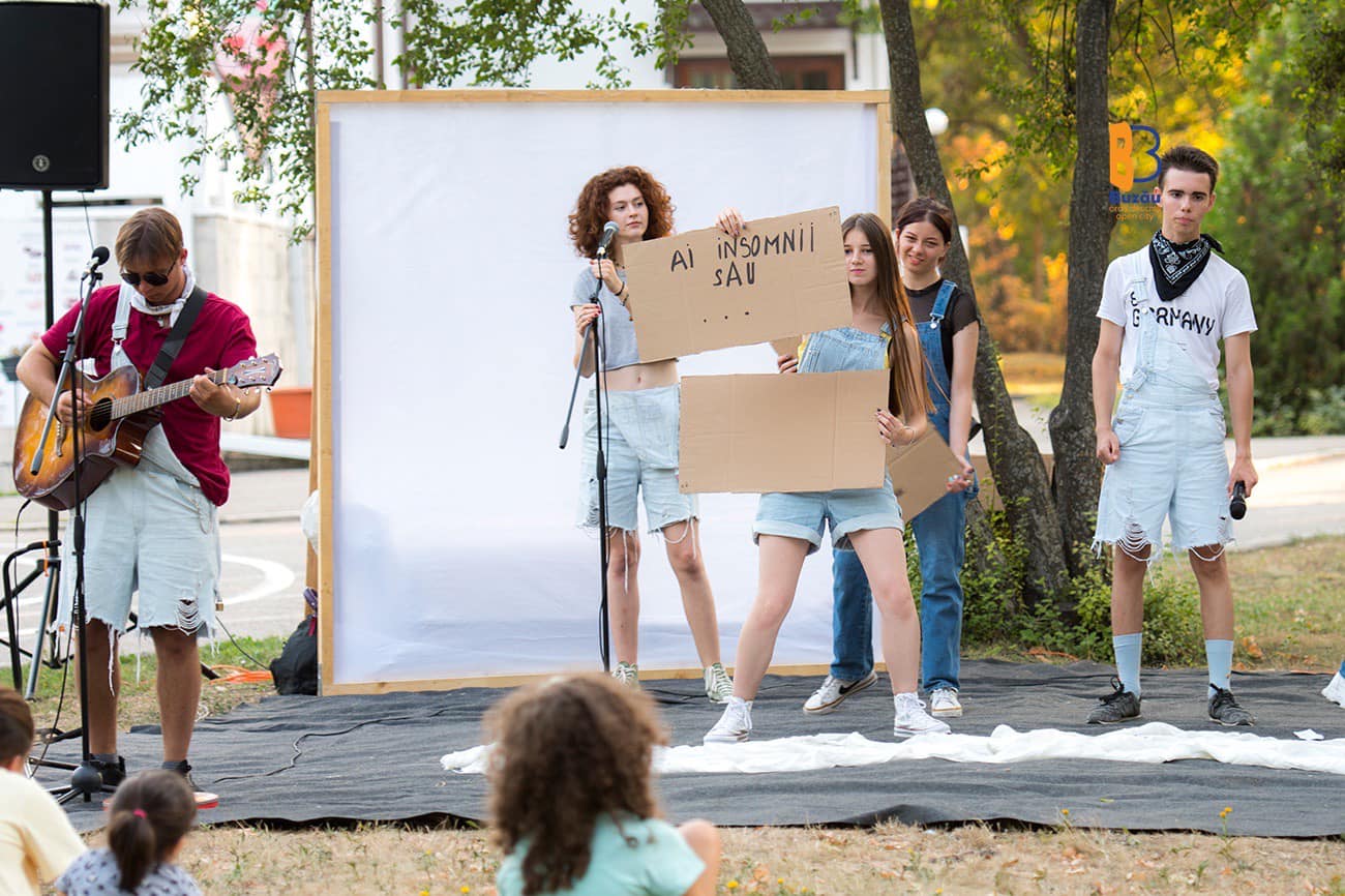 “Ia mai zi ceva”. Spectacol pentru adolescenți, în Parcul Crâng