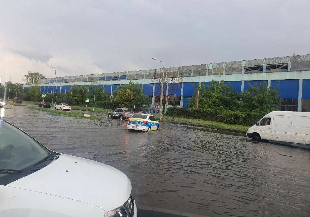 (VIDEO/FOTO) Buzăul, din nou inundat. Urmările ruperii de nori de azi