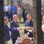 Flori la Închisoarea Tăcerii. Mesajul Premierului pentru participanții la Universitatea de Vară