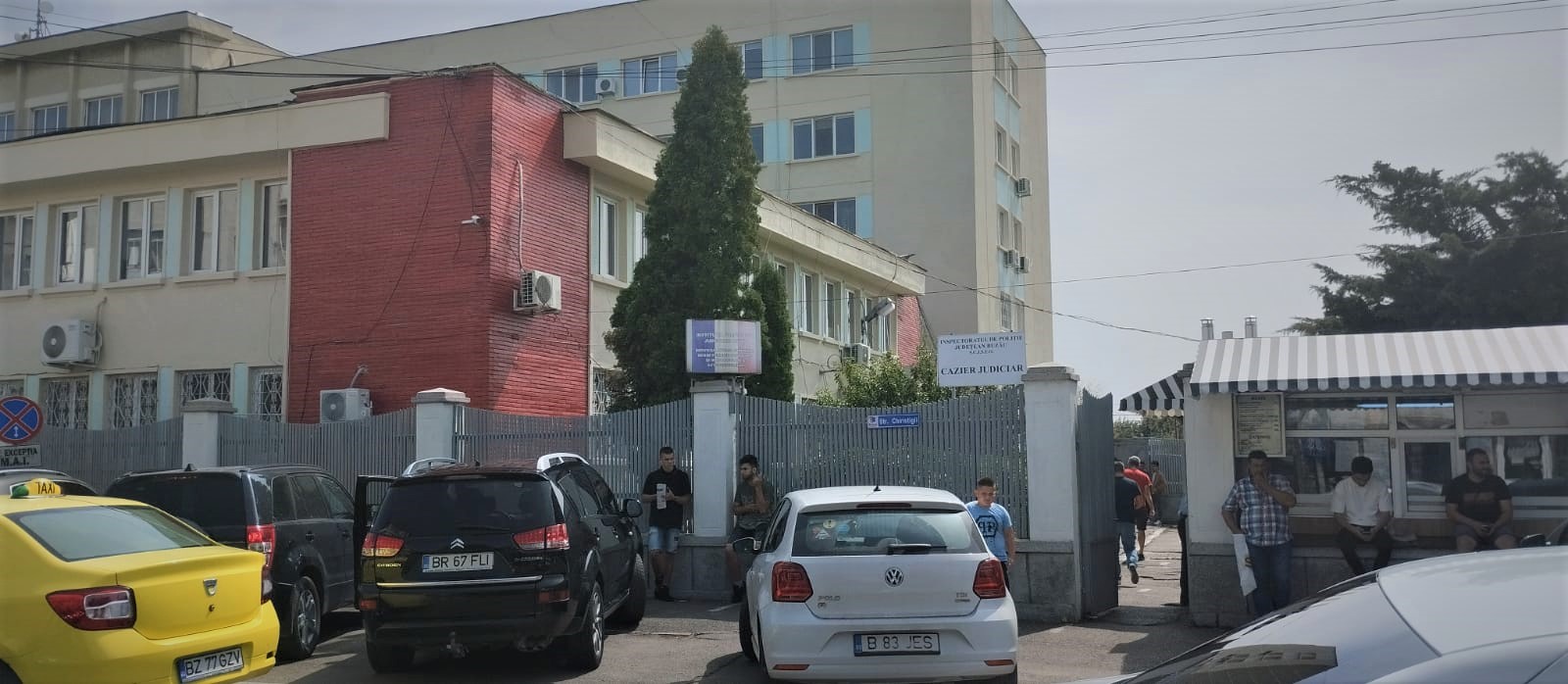 (VIDEO) Scandal între șef și unii angajați, buzoieni afectați. Răzmeriță la Permise și Înmatriculări