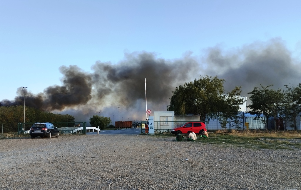 (VIDEO) Incendiu la rampa de gunoi a Buzăului