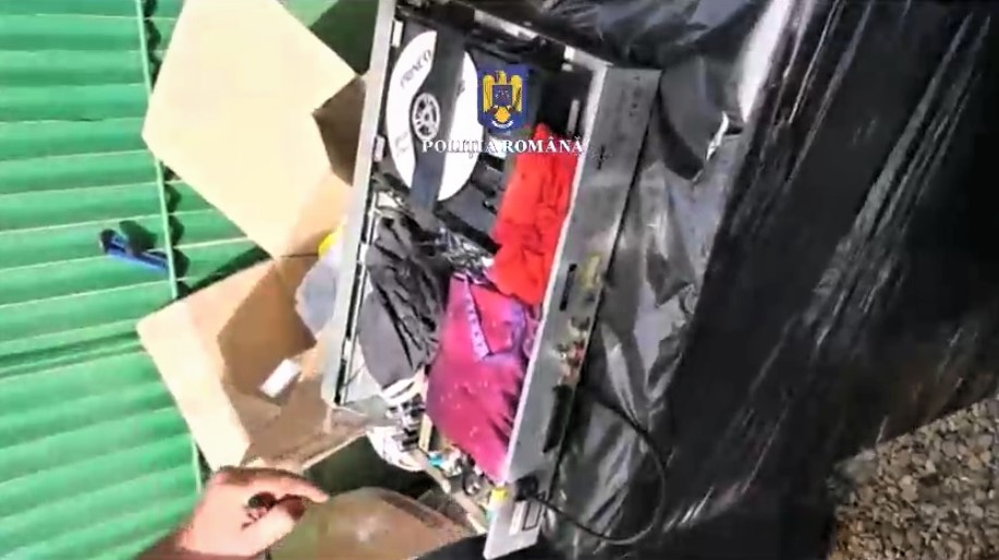 (VIDEO) Ce au găsit polițiștii buzoieni într-un colet trimis din Spania