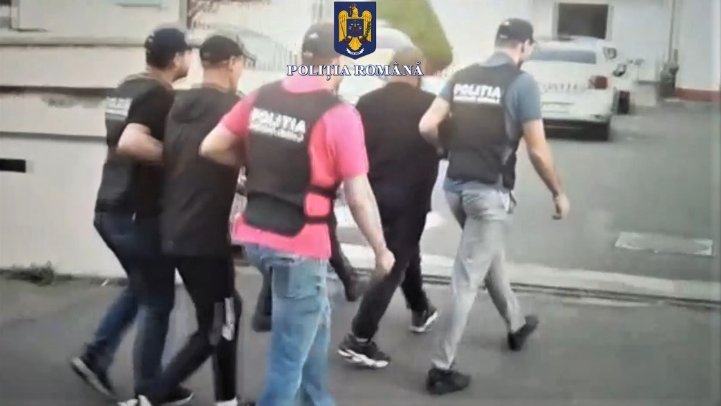(VIDEO) Mascații, descinderi la trei spărgători de locuințe. Indivizii, în arestul Poliției buzoiene