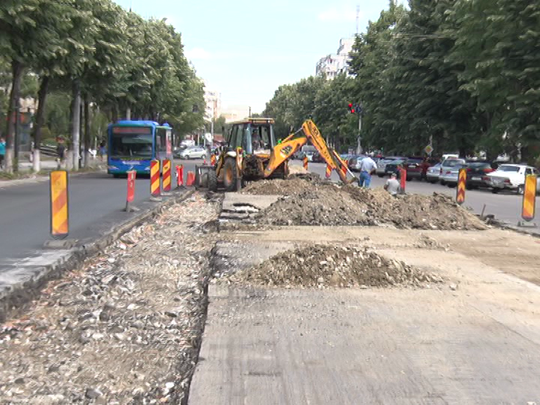 Săpături noi pe Unirii. Se sparge asfaltul pentru amenajarea refugiilor