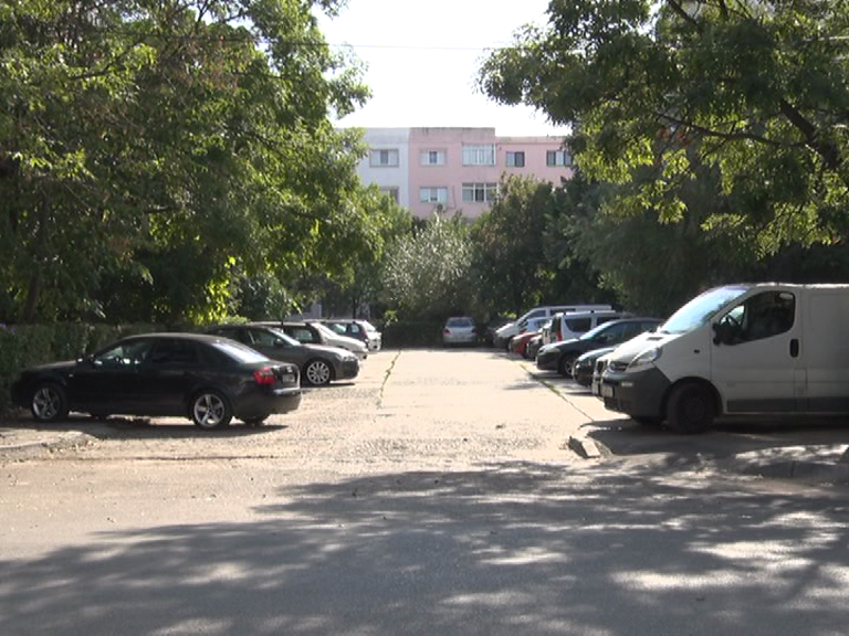 Parcări în reabilitare. Vor fi resistematizate, asfaltate și atribuite riveranilor