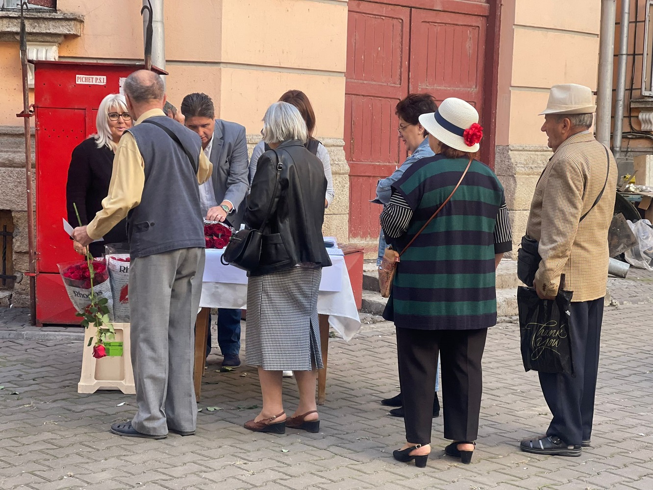 Flori și bani pentru cuplurile cu 50 de ani de căsnicie. Tradiție de Ziua Internațională a Persoanelor Vârstnice