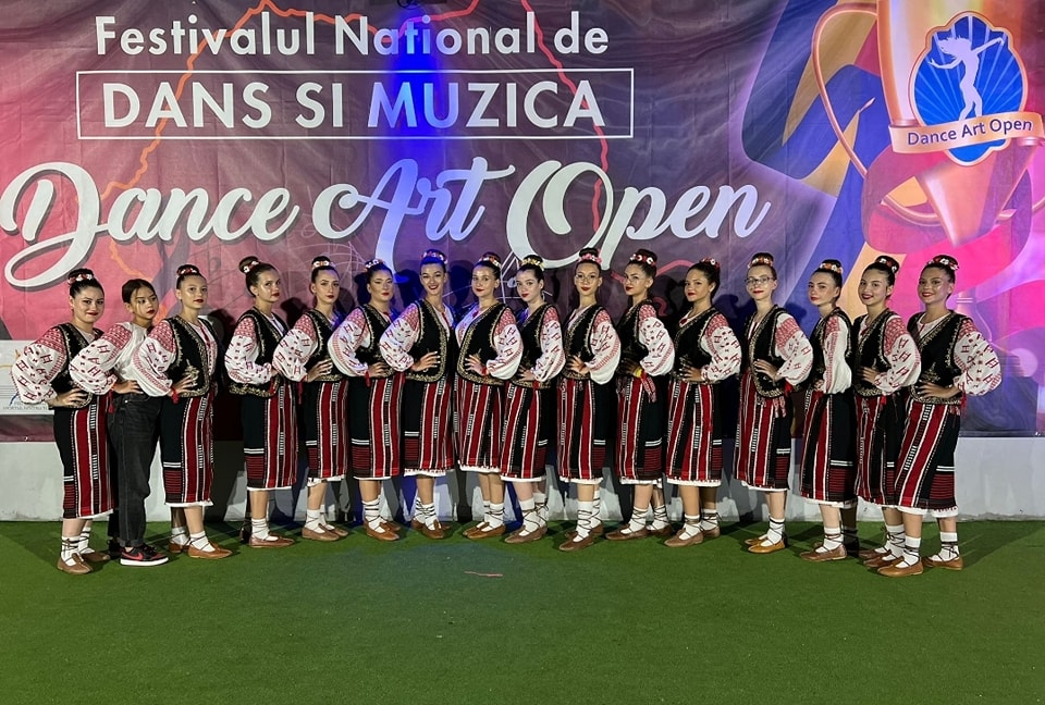 (VIDEO) “Crăițele” de Râmnic, senzație la un festival național. Trofeu și două premii, la DANCE ART OPEN