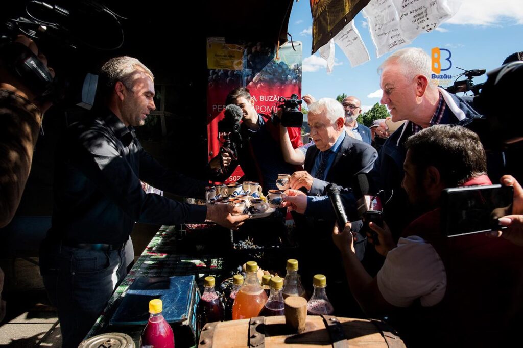 (VIDEO) A început “Toamna Buzoiană”, la Drăgaică. Ministrul Agriculturii, Petre Daea, invitat de onoare