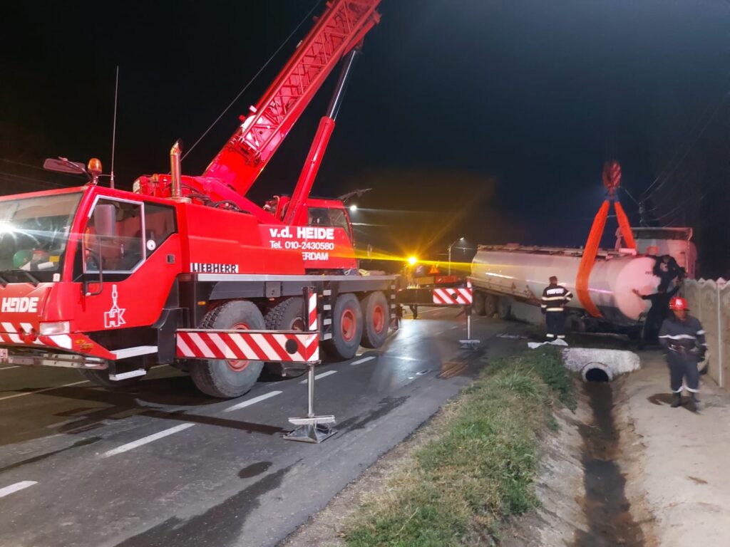 (VIDEO) ”Ne-a fost frică de un al doilea Mihăilești”.  Autocisternă încărcată cu motorină, accident la Limpeziș