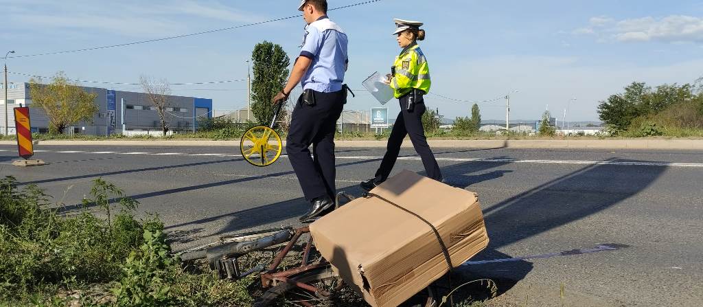 (VIDEO) Biciclist lovit de mașină, lângă Podul Mărăcineni