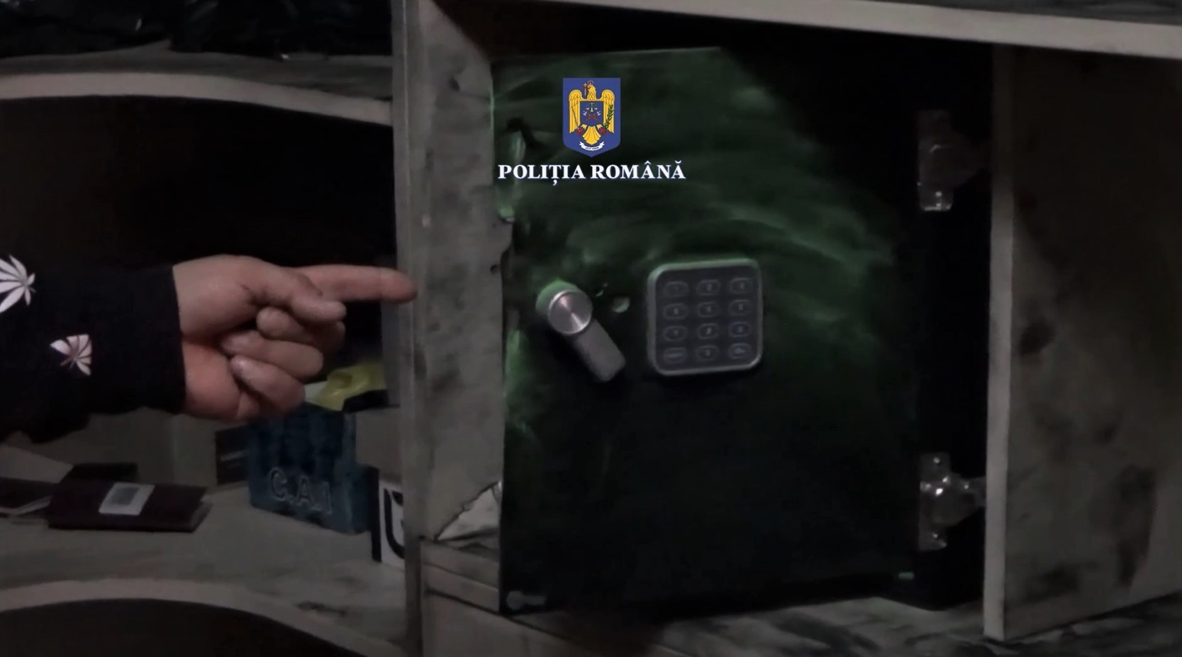 (VIDEO) Fosta soție i-a spart casa și i-a furat toți banii. Femeia și actualul iubit, în arest