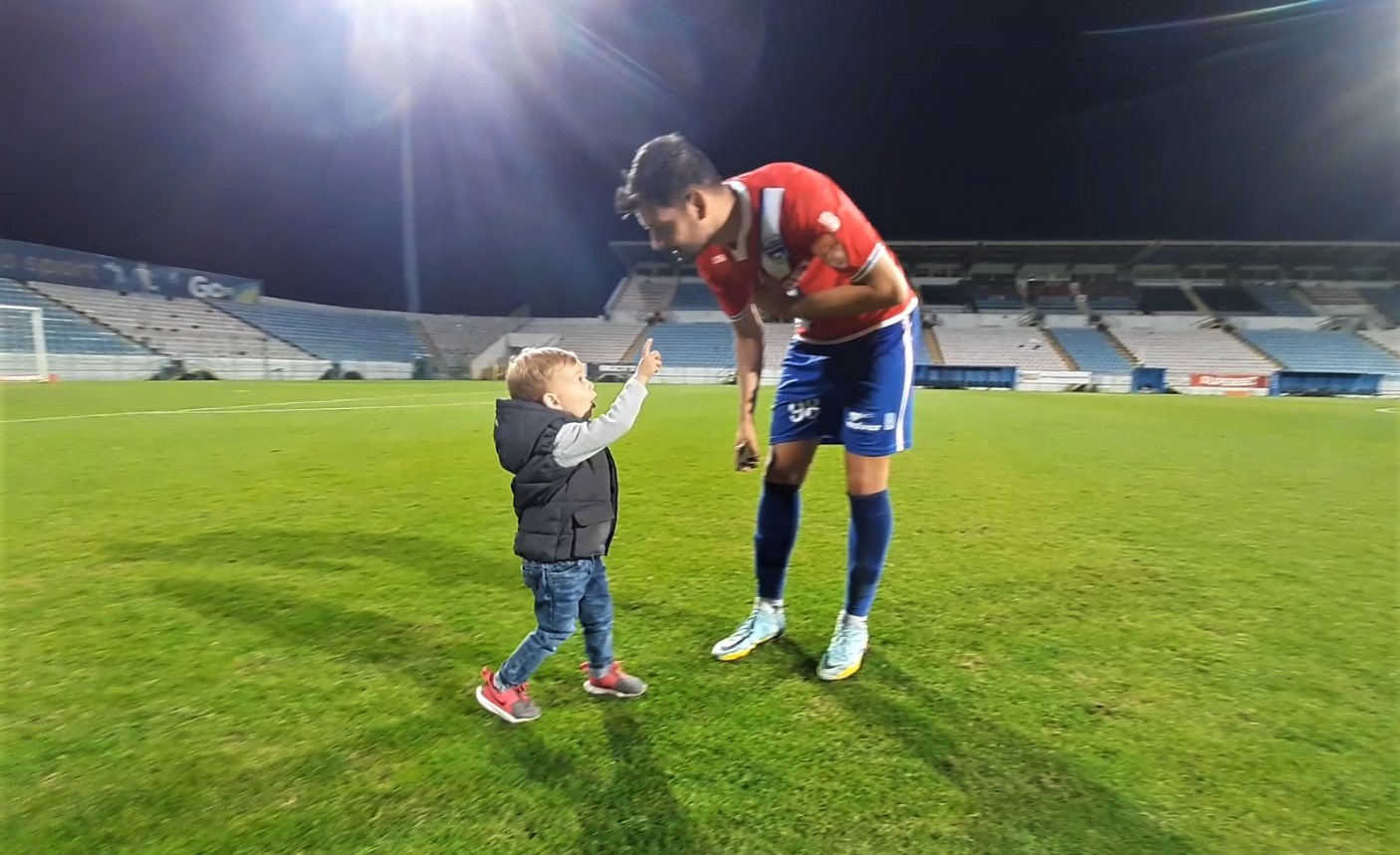 (VIDEO) „Tati a dat gol!” Vali Alexandru, cu băiețelul în brațe, la interviu