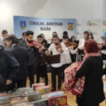 Invazie la Gaudeamus. Zeci de copii au asaltat standurile cu cărți