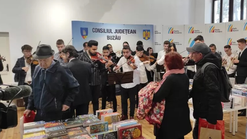 Invazie la Gaudeamus. Zeci de copii au asaltat standurile cu cărți
