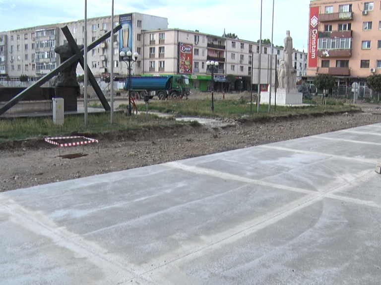 Acces dificil la Primărie. Lucrările din Centru au ajuns la intrarea în Palatul Comunal