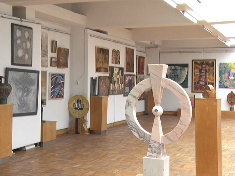 Invitație la Bienală. Lucrări de artă din peste 40 de țări