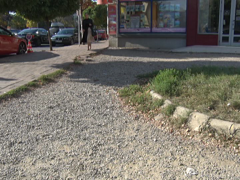 Primăria cumpără teren. Două sute șaizeci mii lei pentru o bucată de trotuar