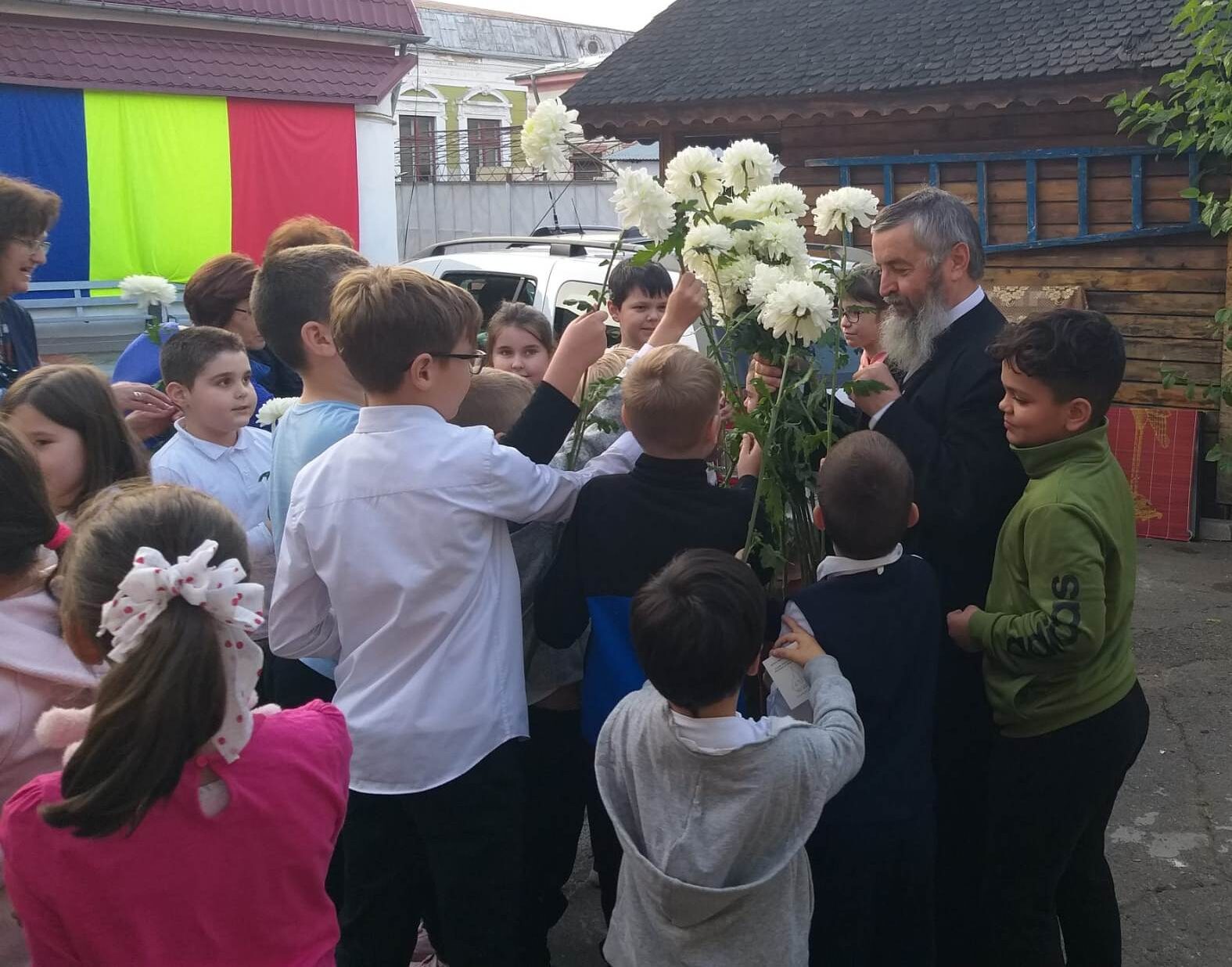 (VIDEO) Surpriză pentru cel mai îndrăgit preot. Părintele Milea, sărbătorit la Fundația Sf. Sava