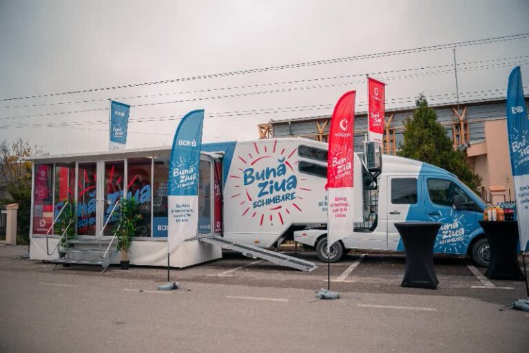 Unitatea mobilă „Bună ziua, schimbare!”, lansată de BCR și Vodafone, aduce serviciile financiare și tehnologia mai aproape de locuitorii comunei Glodeanu-Sărat
