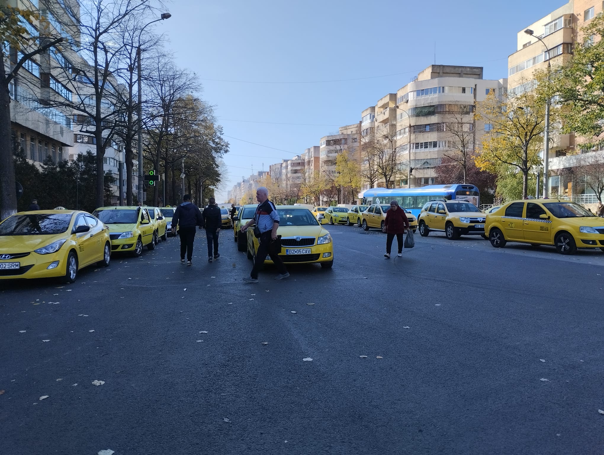 (VIDEO) Protest pe trei benzi. Taximetriștii, nemulțumiți de desființarea stațiilor