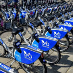 (VIDEO) Au sosit bicicletele electrice. Prin oraș, pe două roți