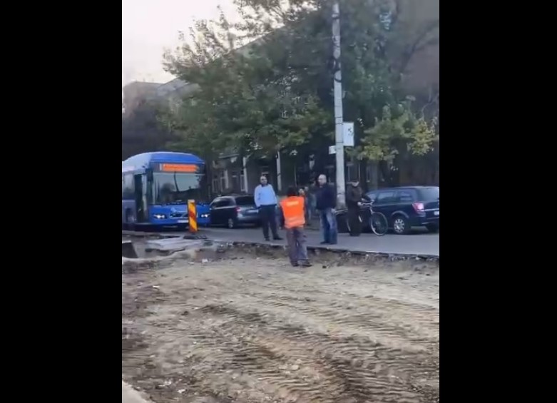 (VIDEO) S-au trezit față în față, apoi... scandal. Blocaj pe Republicii