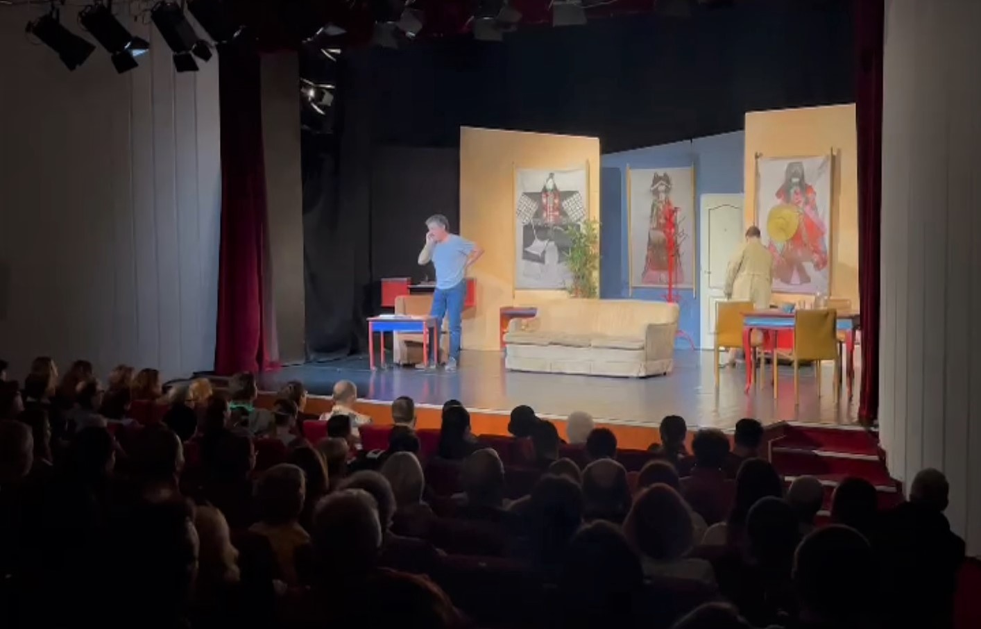 (VIDEO) „Cina de adio” s-a jucat cu casa închisă, la Teatrul „George Ciprian”