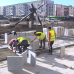 Pavaj pe Platou. A început montarea plăcilor de granit