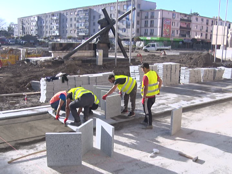 Pavaj pe Platou. A început montarea plăcilor de granit