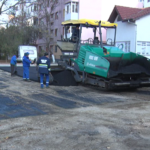 Zgomot cu folos. Camioanele cară asfalt pentru infrastructura orașului