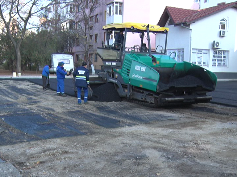 Zgomot cu folos. Camioanele cară asfalt pentru infrastructura orașului