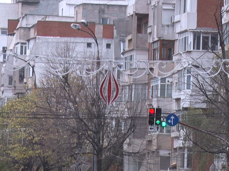 Buzăul iluminat. Se instalează luminile festive în oraș