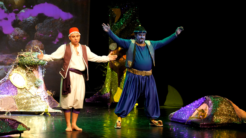 A X-a reprezentație a spectacolului „Lampa lui Aladdin”. Succes neașteptat la Teatrul „George Ciprian”