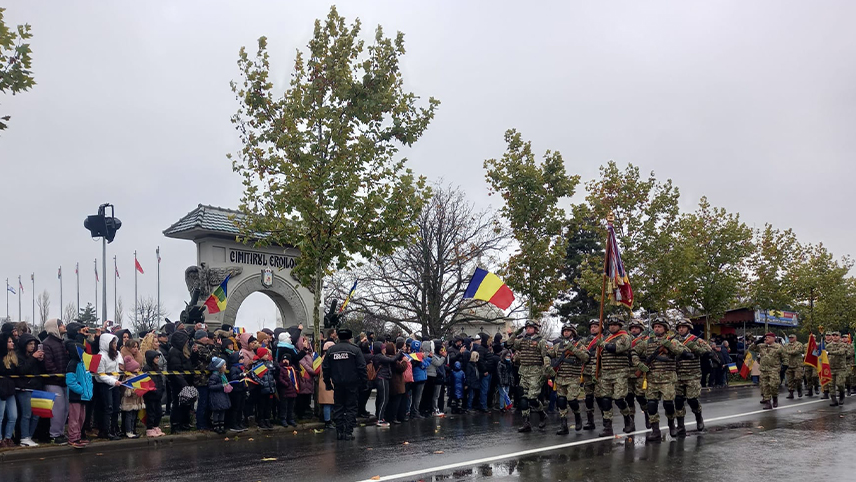 Mii de buzoieni au participat la paradă. Frig afară, dar căldură în suflet