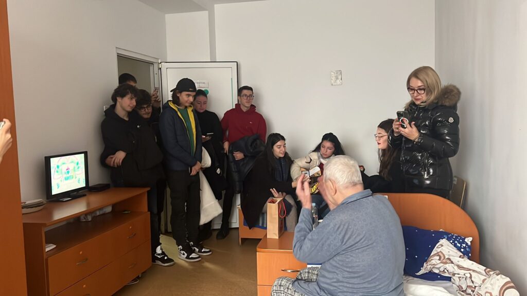(VIDEO) Generații diferite, unite prin lacrimi. Bătrânii de la azilul din Costești, vizitați de mai mulți elevi de la Hasdeu