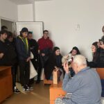 (VIDEO) Generații diferite, unite prin lacrimi. Bătrânii de la azilul din Costești, vizitați de mai mulți elevi de la Hasdeu