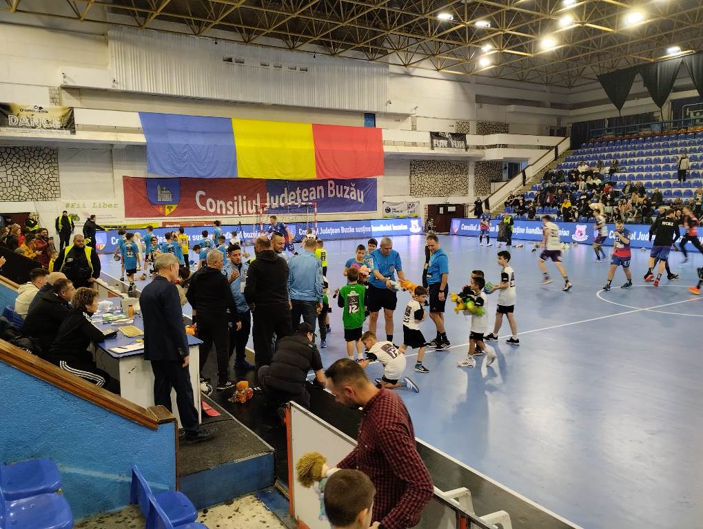 Meci sub semnul jucăriilor de pluș. Lupii Buzăului au pierdut ultima partidă din 2022