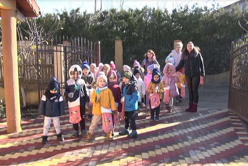 Cei mai mici colindători. Au luat satul la pas, pentru a vesti Nașterea Domnului