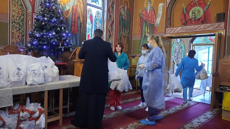 Moș Nicolae, la Spitalul Județean. 60 de micuți pacienți au primit daruri