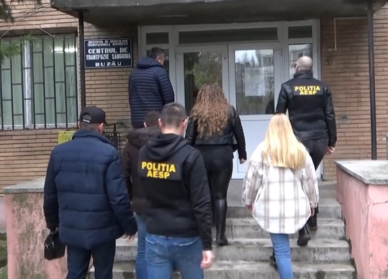 Două femei, în cătușe după ce au donat sânge. Prinse de polițiștii aflați într-o misiune nobilă