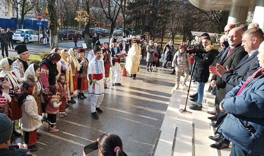 Colindători la Consiliul Județean. Vestitorii au primit cadouri