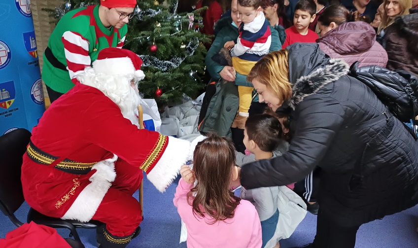 Surpriză de neuitat. Daruri de la Moș Crăciun, pentru copiii de la spital