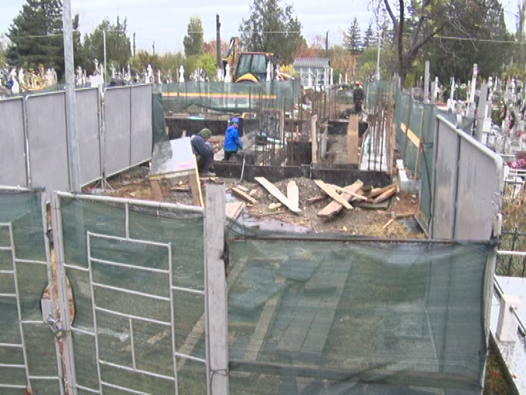 Muzeul Eroilor. Construcția este amplasată în cel mai mare cimitir militar din România.