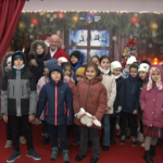 Sărbătoare la Consiliul Judeţean. Copiii au văzut ”Punguța cu doi bani” și au primit cadouri