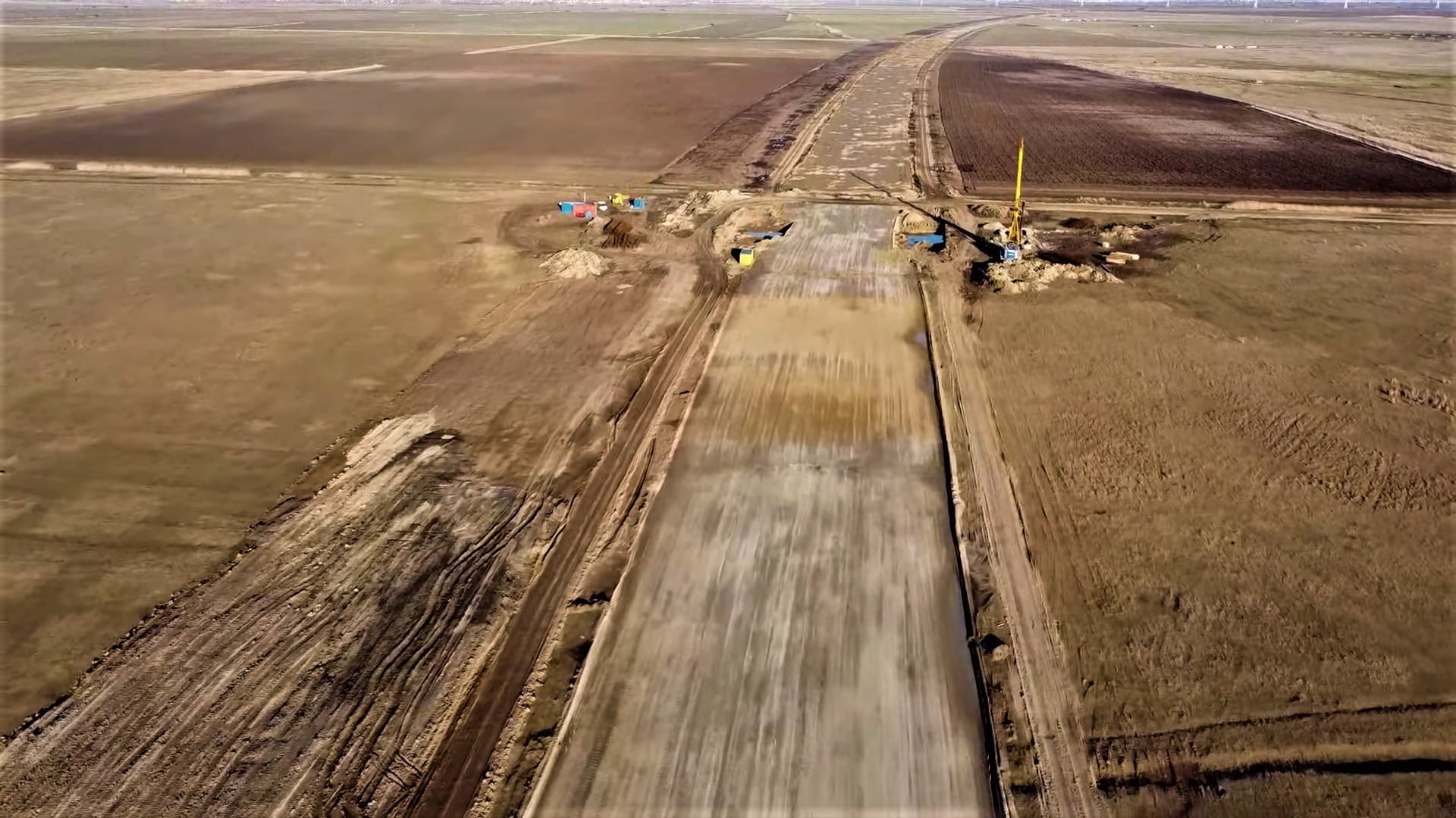 (VIDEO) Imagini noi de pe șantierul autostrăzii Ploiești – Buzău. Tronsonul Mizil – Stâlpu, stadiu de 8% din lucrări